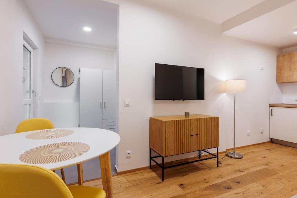 1 Bedroom With Terrace And Free Parking Near Metro