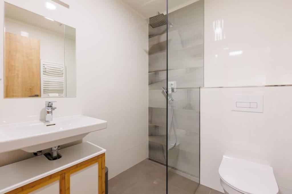 1 Bedroom With Terrace And Free Parking Near Metro * Praga